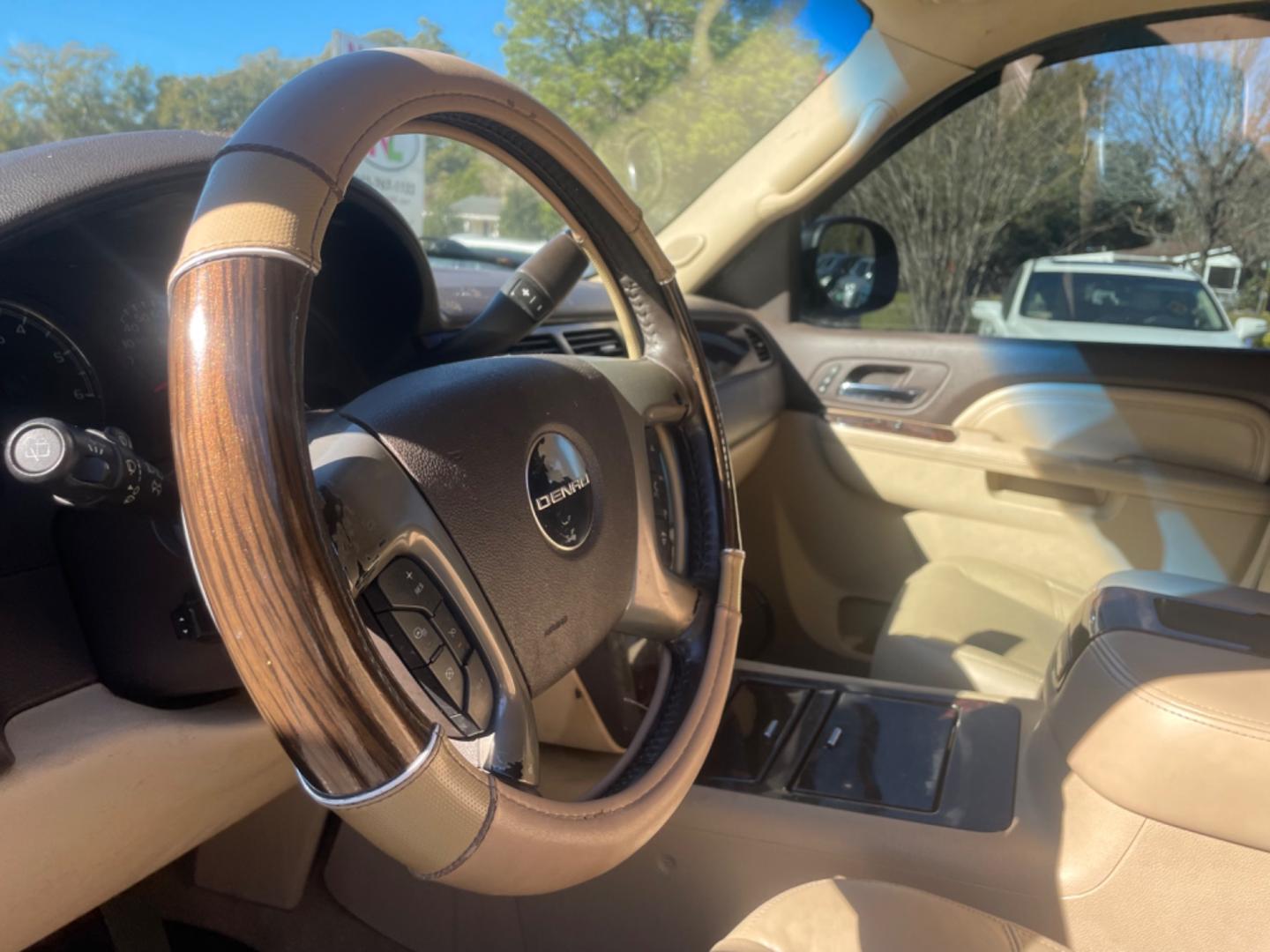 2011 BLACK GMC YUKON DENALI (1GKS2EEFXBR) with an 6.2L engine, Automatic transmission, located at 5103 Dorchester Rd., Charleston, SC, 29418-5607, (843) 767-1122, 36.245171, -115.228050 - Leather, Sunroof, Navigation, Backup Camera, CD/AUX/Sat, Dual Climate Control, Rear Climate Control, Middle Captain's Row, Power Everything (windows, locks, seats, mirrors), Memory/Cooled/Heated Front Seats, Heated Rear Seats, Power Liftgate, All-weather Mats, Running Boards, Tow Package, Chrome Whe - Photo#21